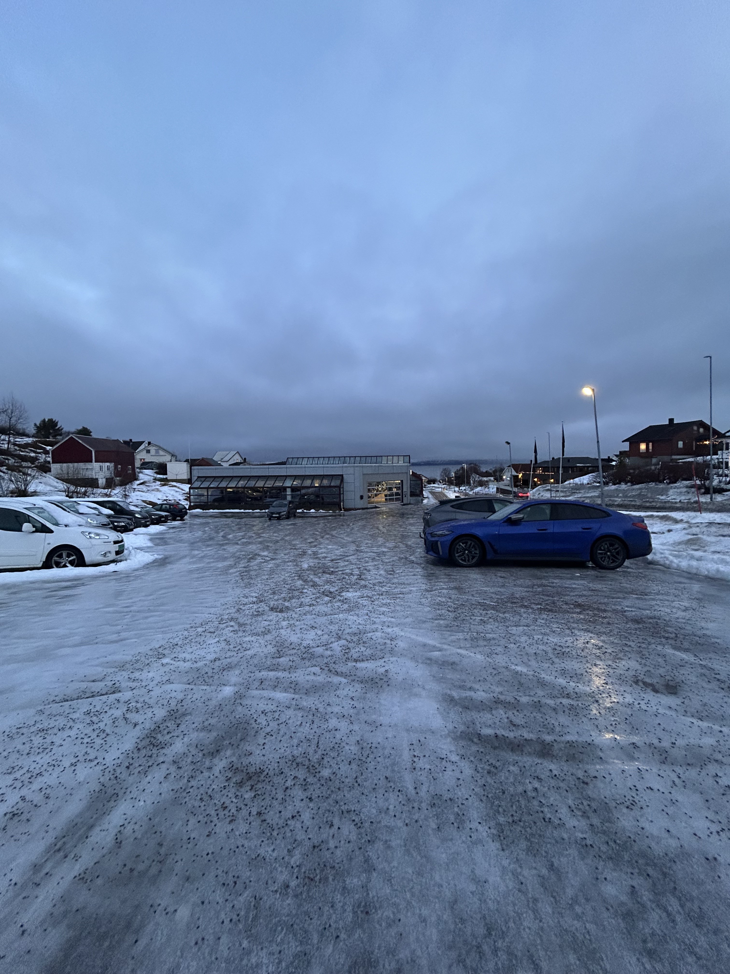 Parkeringsområde på oversiden av bygget